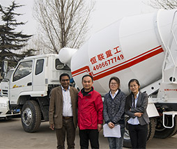 印度客戶(hù)來(lái)我廠(chǎng)考察自上料攪拌車(chē)，小型水泥攪拌車(chē)等產(chǎn)品