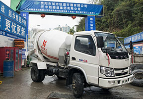 貴陽(yáng)地鐵施工用2方攪拌車(chē)。