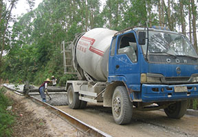 廣西貴港農(nóng)用車(chē)改裝小型攪拌車(chē)鄉(xiāng)村公路工程。